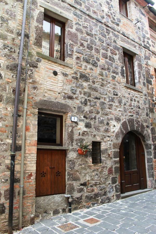 Отель La Casa Del Calzolaio Радикофани Экстерьер фото